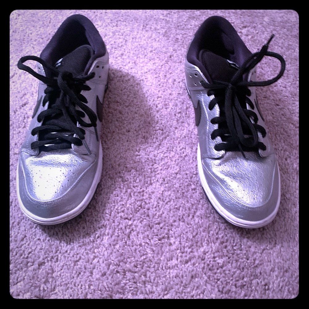 Low top silver dunks